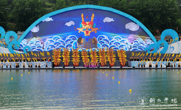 beat365官网2000余名学生在2017年“大明边城杯”龙舟赛开幕式上大放异彩