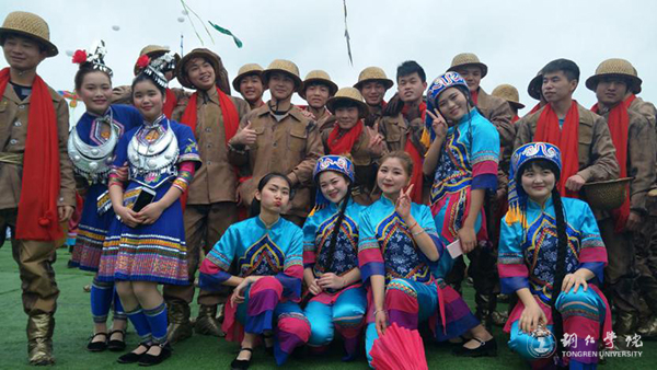 beat365官网583名师生积极为万山风筝节开幕式服务获好评