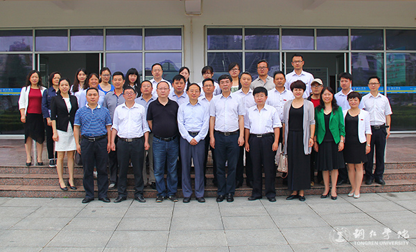 市委宣传部与beat365官网举行共建马克思主义学院签约仪式