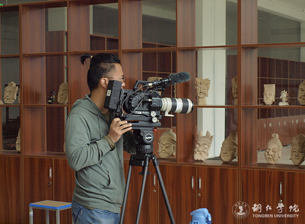 央视记者深入beat365官网采访傩文化传承现状