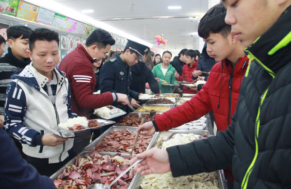 校长侯长林与留学生共迎新春