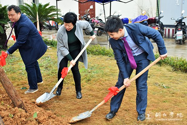 志搏众创团队为校捐赠风景树和景观石