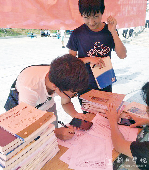 beat365官网图书馆开展2017届毕业生捐书活动