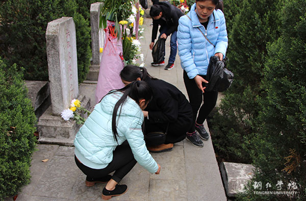 beat365官网师生纷纷前往铜仁市革命烈士陵园开展扫墓活动