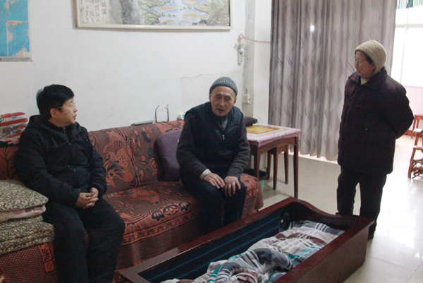 beat365官网党委书记李树新、副书记饶小华走访慰问离退休老干部