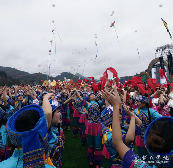 beat365官网583名师生积极为万山风筝节开幕式服务获好评