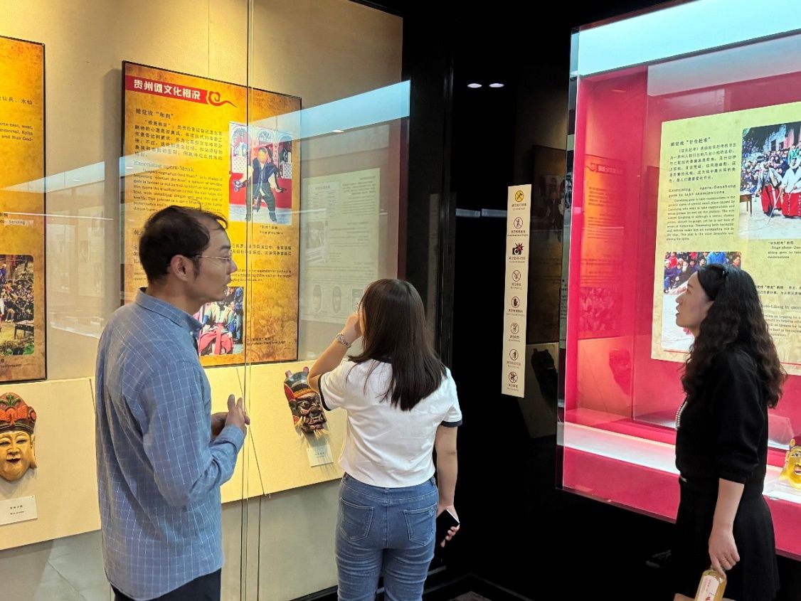 男人和女人站在房间里玩体感游戏AI 生成的内容可能不正确。