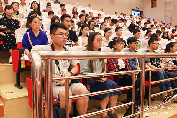 beat365官网师生参加全市先进典型助力脱贫攻坚暨市委中心组学习宣讲报告会