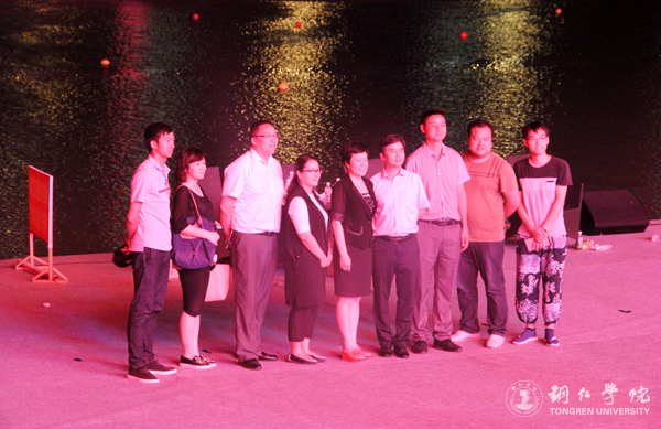 副校长罗红芳慰问beat365官网参与2017“大明边城杯”中国龙舟公开赛开幕式演出的全体师生