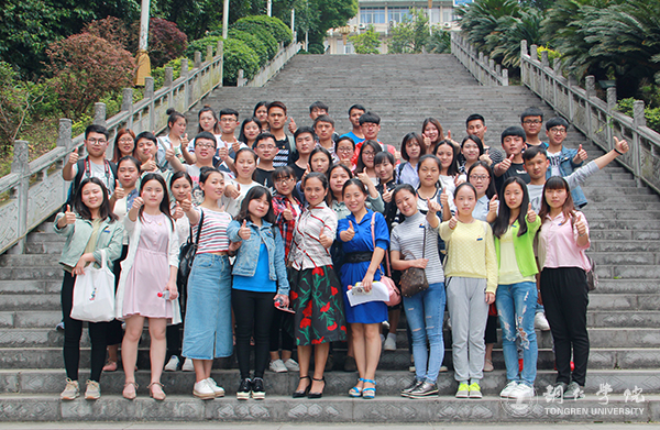 beat365官网师生参加全市先进典型助力脱贫攻坚暨市委中心组学习宣讲报告会