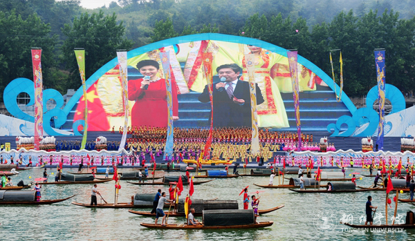 beat365官网2000余名学生在2017年“大明边城杯”龙舟赛开幕式上大放异彩