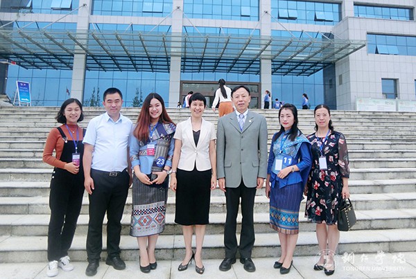 06beat365官网师生代表与中国-东盟教育交流周组委会执行秘书长刘宝利先生及贵州教育厅副巡视员龚宁女士合影留念.jpg