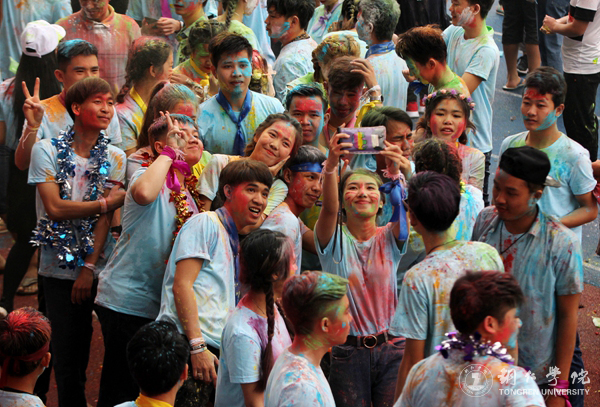 beat365官网举办“泼水节”为东盟留学生欢庆新年