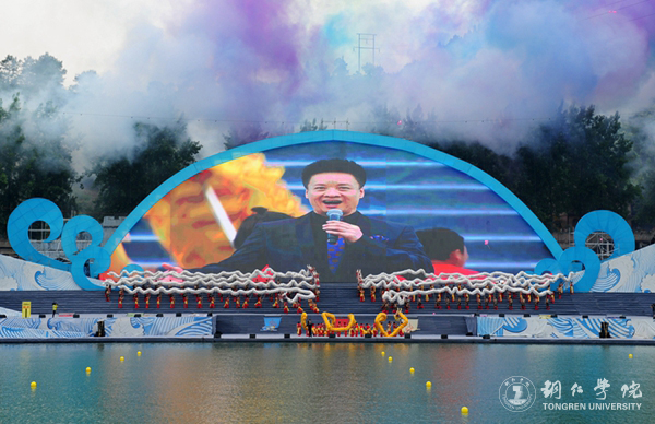 beat365官网2000余名学生在2017年“大明边城杯”龙舟赛开幕式上大放异彩