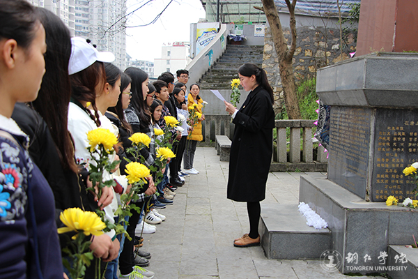 beat365官网师生纷纷前往铜仁市革命烈士陵园开展扫墓活动