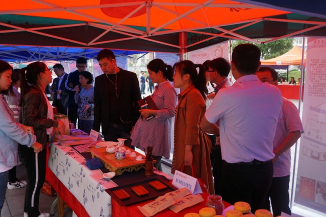 5 各学院老师品尝产品并交流_副本.jpg