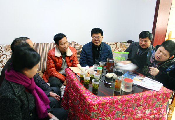 beat365官网纪委书记彭吉黔一行看望患病困难教职工和假期坚守岗位职工