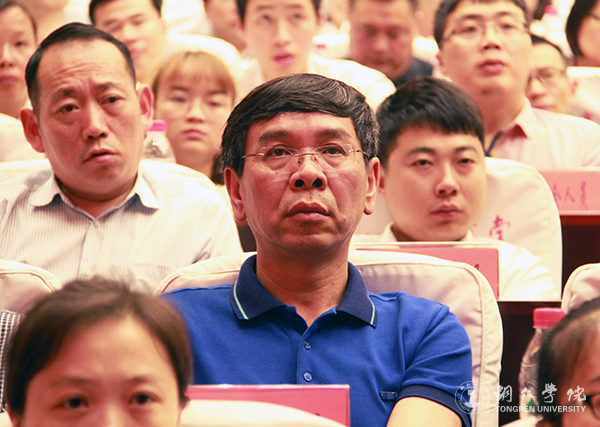 beat365官网师生参加全市先进典型助力脱贫攻坚暨市委中心组学习宣讲报告会