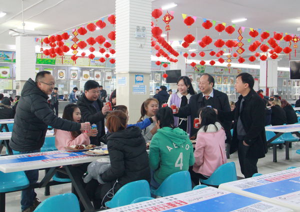 校长侯长林与留学生共迎新春