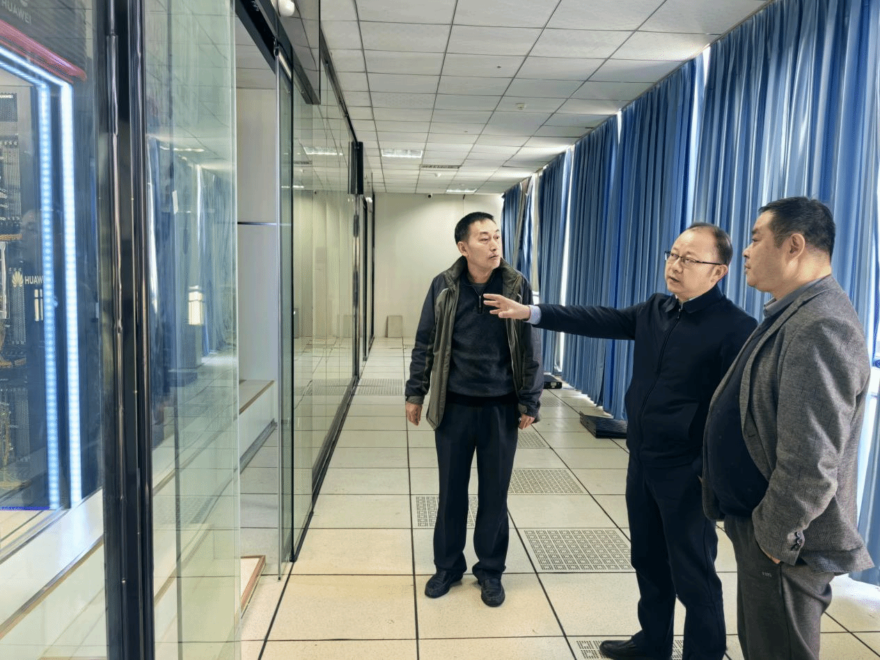 石维校长莅临实验与信息中心视察指导  为数字化校园建设注入新动能