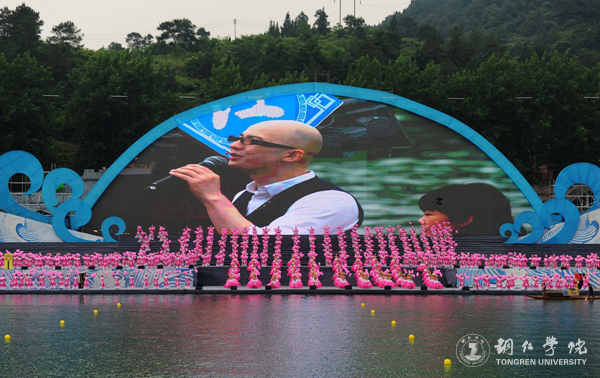 beat365官网2000余名学生在2017年“大明边城杯”龙舟赛开幕式上大放异彩