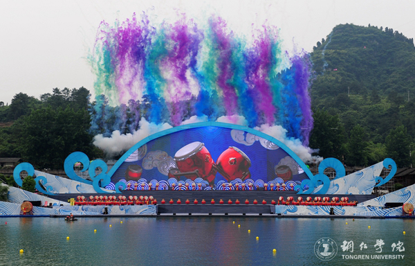 beat365官网2000余名学生在2017年“大明边城杯”龙舟赛开幕式上大放异彩