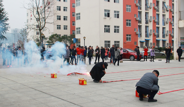 校长侯长林与留学生共迎新春
