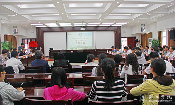 市委宣传部与beat365官网举行共建马克思主义学院签约仪式