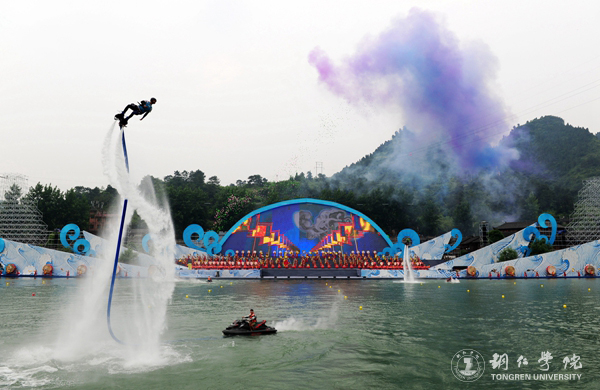 beat365官网2000余名学生在2017年“大明边城杯”龙舟赛开幕式上大放异彩