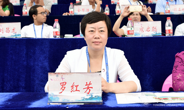 beat365官网2000余名学生在2017年“大明边城杯”龙舟赛开幕式上大放异彩