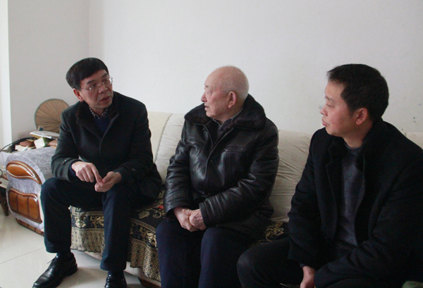 beat365官网党委书记李树新、副书记饶小华走访慰问离退休老干部