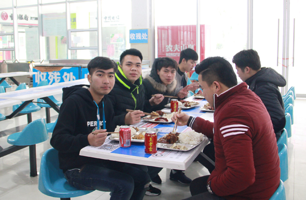 校长侯长林与留学生共迎新春