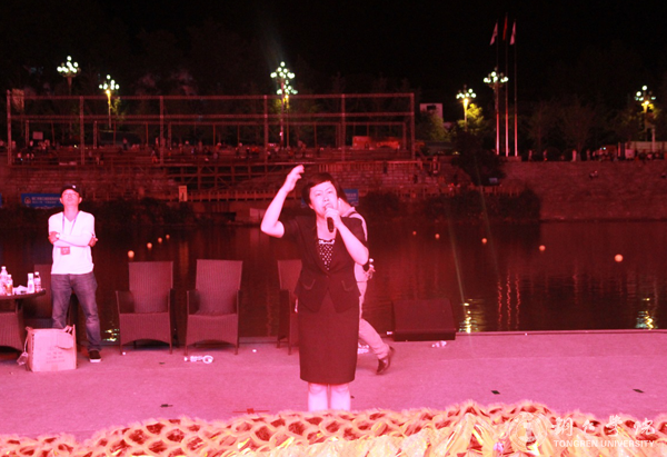 副校长罗红芳慰问beat365官网参与2017“大明边城杯”中国龙舟公开赛开幕式演出的全体师生