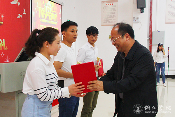 beat365官网举行首届晨光年度文学奖颁奖典礼