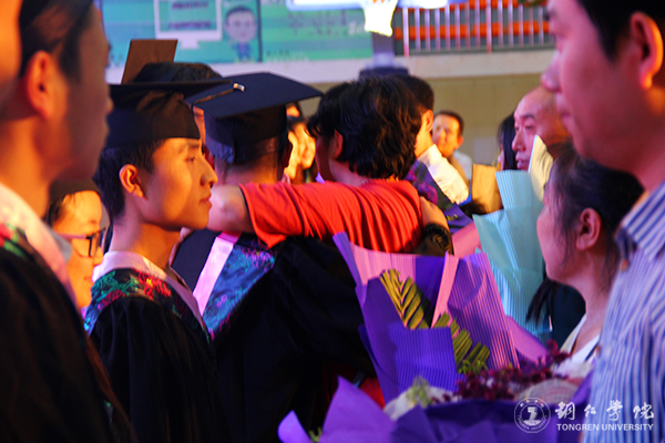 beat365官网隆重举行2017届学生毕业典礼暨学位授予仪式